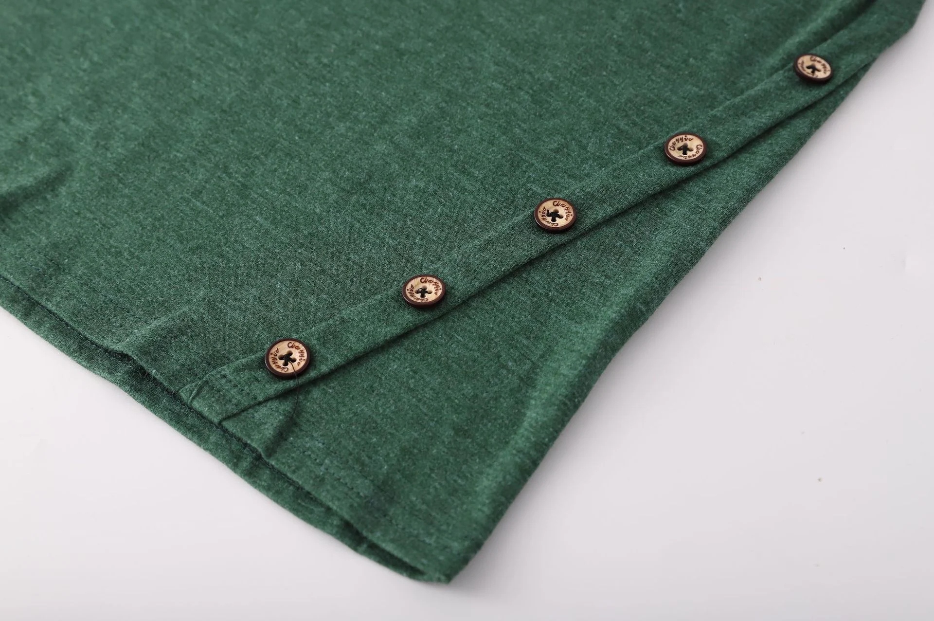 Camiseta com patch de botão e gola redonda — foto 3