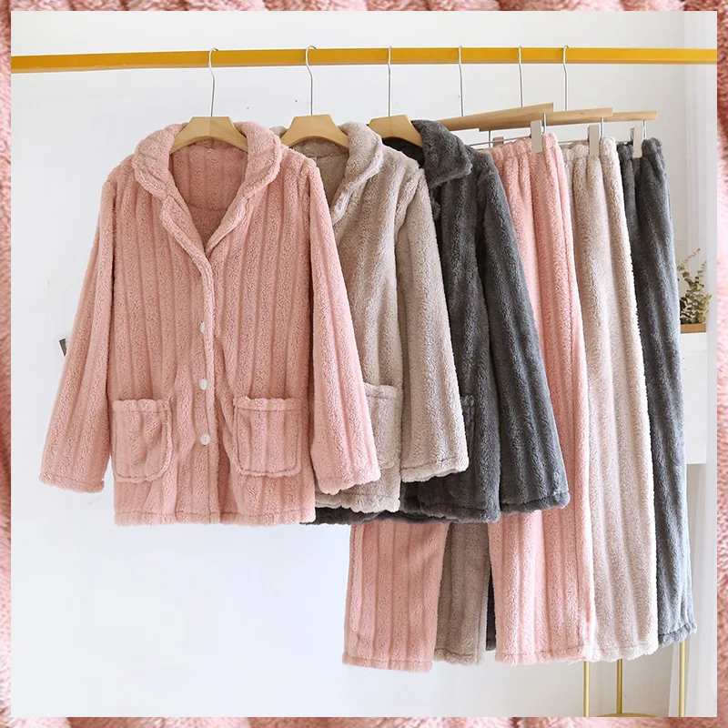 Pijama Simples de Coral Fleece para Casal Outono Inverno. Conforto e aconchego para mulheres e homens, ideal para noites tranquilas em casa. — foto 4