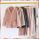 Pijama Simples de Coral Fleece para Casal Outono Inverno. Conforto e aconchego para mulheres e homens, ideal para noites tranquilas em casa. — foto 4
