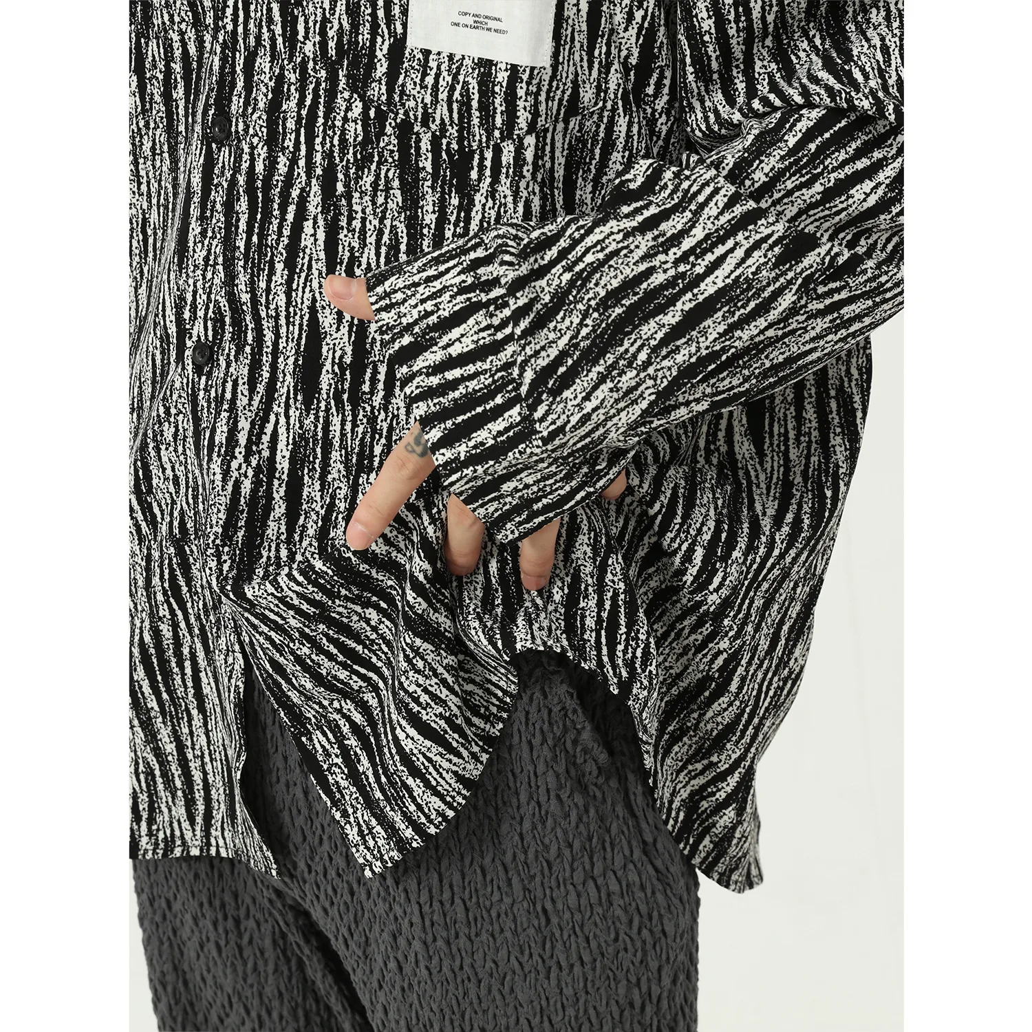 Camisa coreana listrada masculina, solta e confortável. Perfeita para um visual moderno e despojado. Ideal para usar em diversas ocasiões. — foto 6