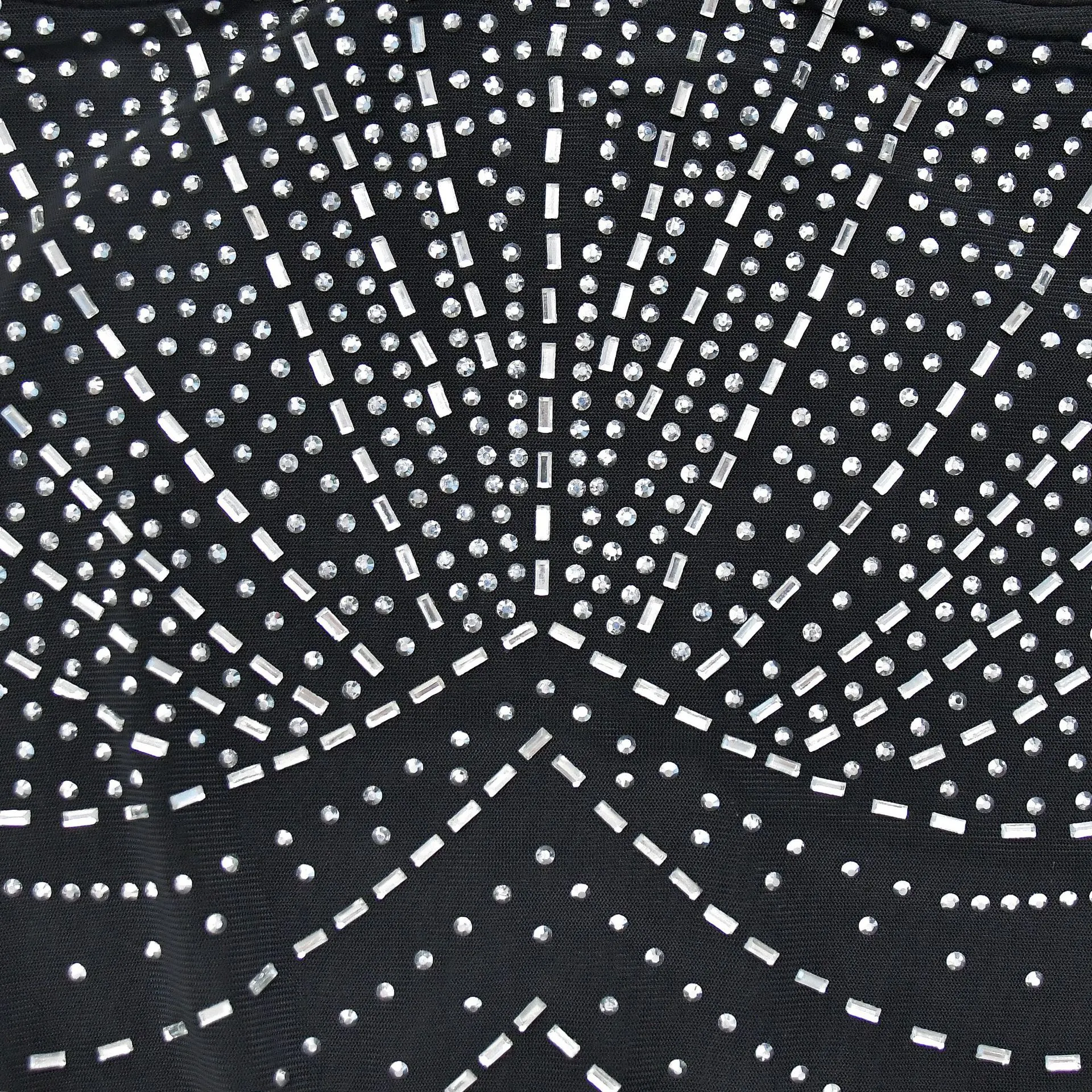 Vestido curto feminino fashion com alças de strass e tela de cor pura, perfeito para festas e eventos, elegante e moderno. — foto 12