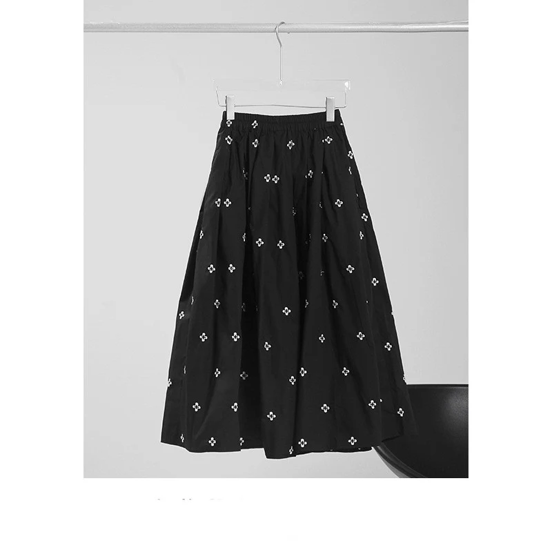 Dames asymmetrische geborduurde A-lijn rok, midi-lengte. Stijlvol en comfortabel, ideaal voor zowel casual als chique outfits. — foto 2
