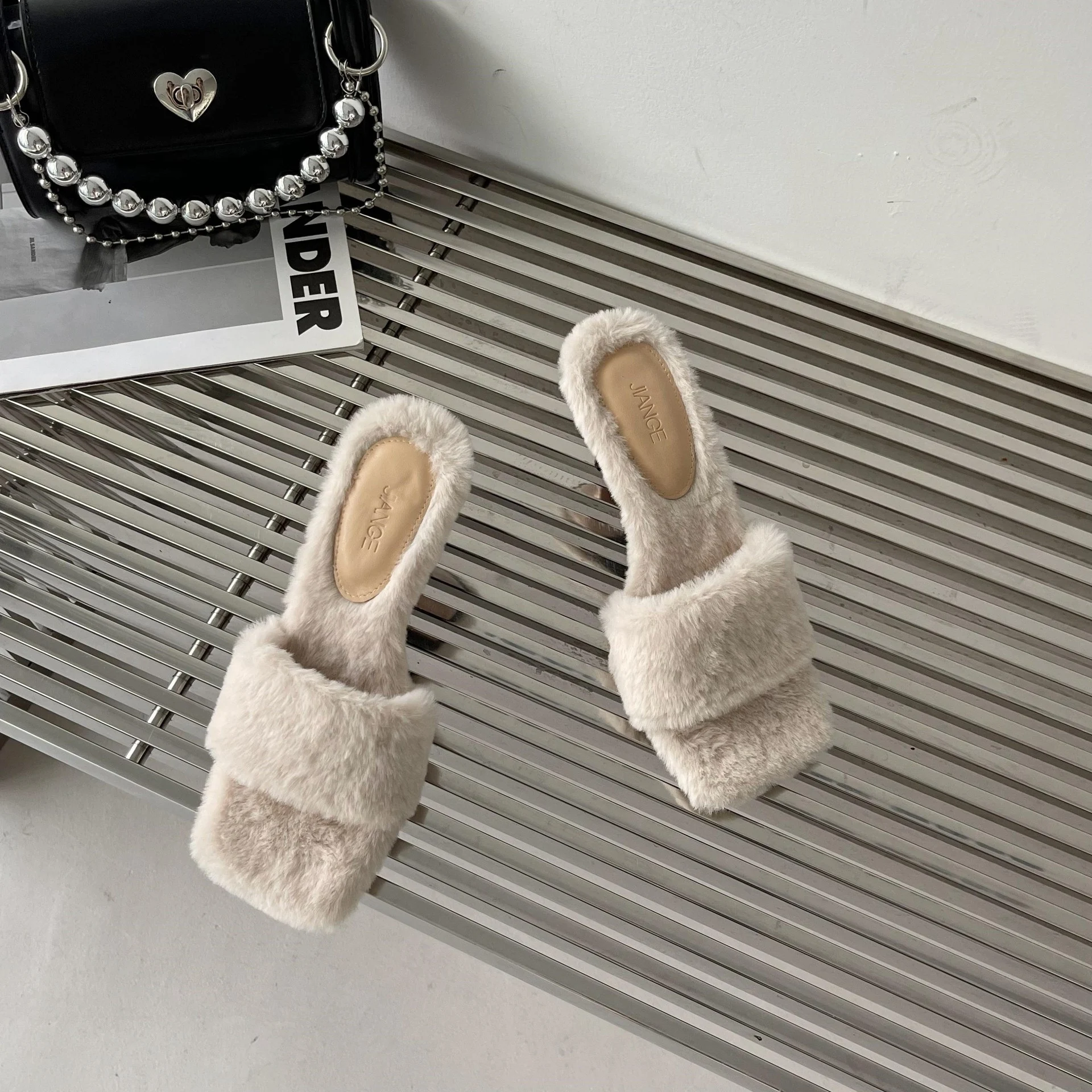 Ciabatte con punta quadrata, tacco sottile e fascetta dritta, per un comfort quotidiano e un look elegante, perfette per la casa — foto 3