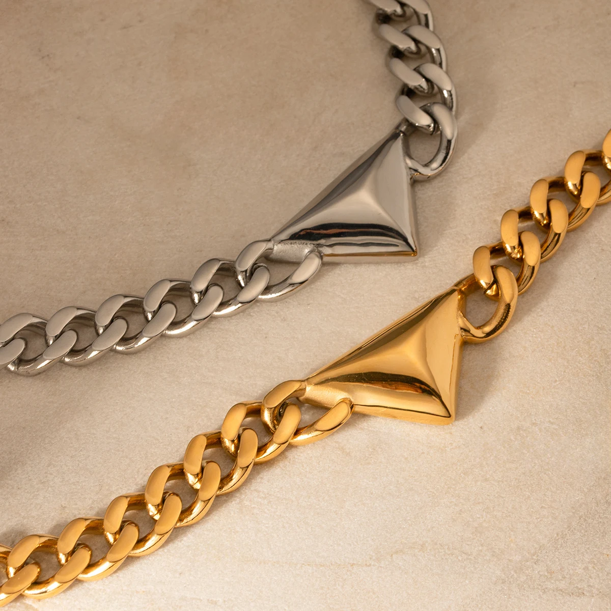 Colar Triângulo Aço Inox Dourado 18K Lux Simple Estilo Francês, Joia Minimalista e Elegante para um Look Sofisticado — foto 4