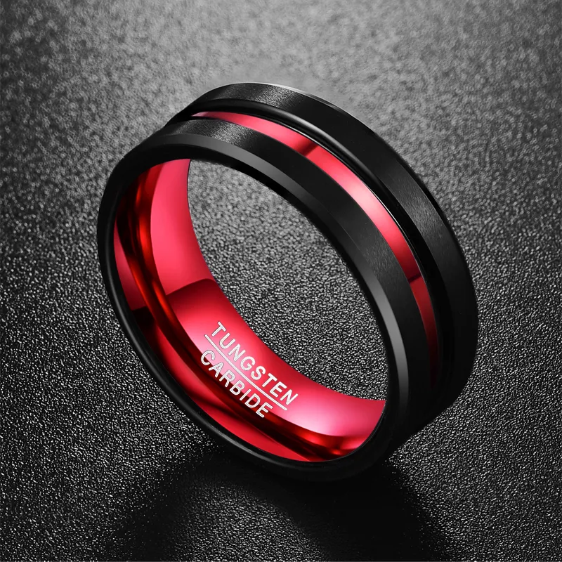 Anel masculino de 8mm em tungstênio preto e vermelho, acabamento fosco e bordas chanfradas. Durabilidade e estilo para o dia a dia. — foto 3