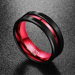 Anel masculino de 8mm em tungstênio preto e vermelho, acabamento fosco e bordas chanfradas. Durabilidade e estilo para o dia a dia. — foto 3