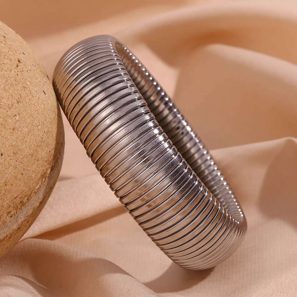 Pulseira de Corrente de Cobra Elástica Larga Banhada a Ouro 18K Aço Titânio, Design Elegante e Confortável. — foto 3
