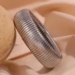 Pulseira de Corrente de Cobra Elástica Larga Banhada a Ouro 18K Aço Titânio, Design Elegante e Confortável. — foto 3