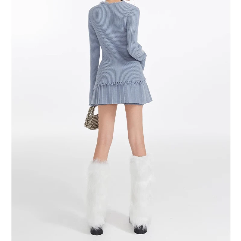 Gehaakte vest met kwastjes voor dames, herfst zoet en pittig, geplooide rok, stijlvolle combinatie voor een modieuze look. — foto 3