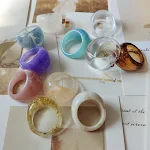Anel feminino de resina acrílica europeia e americana, design moderno e elegante. Perfeito para uso diário ou para ocasiões especiais. — foto 13