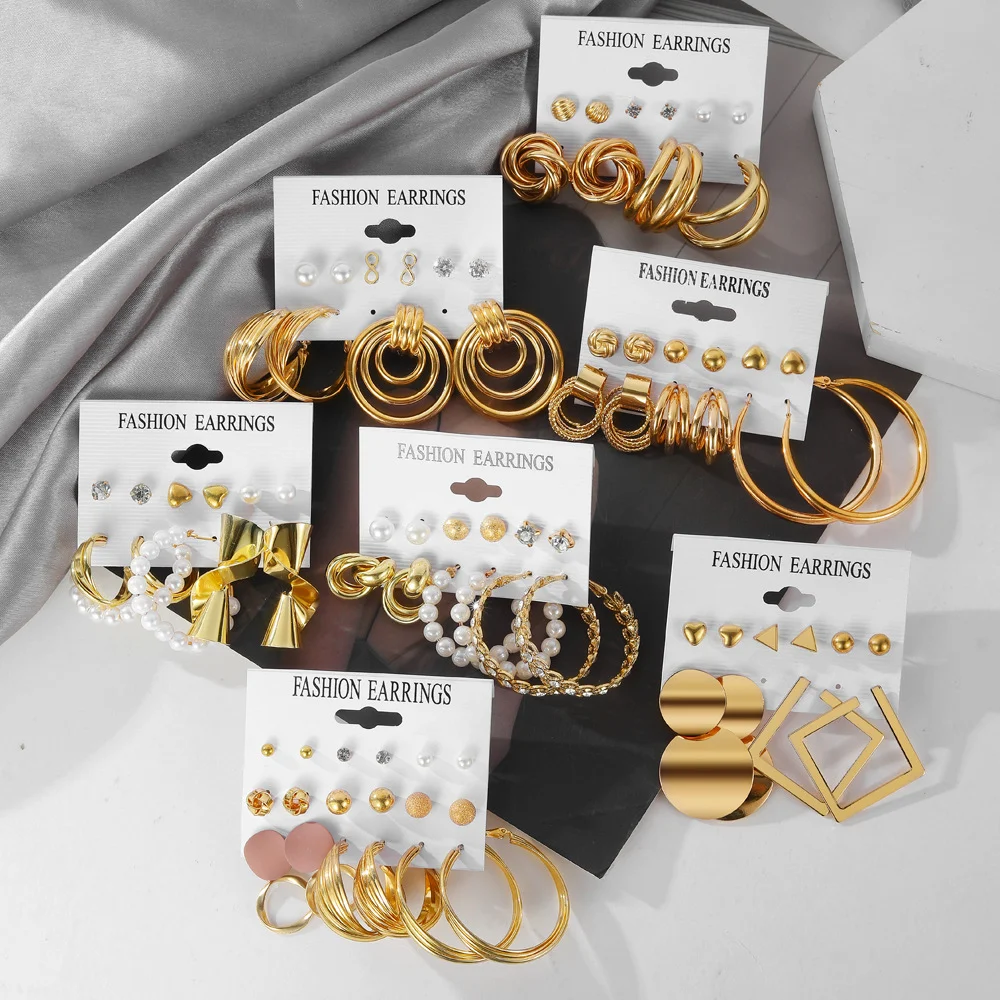 Brincos de argola grandes e exagerados, para um visual marcante. Adicione estilo e ousadia ao seu look com estes brincos incríveis. — foto 10
