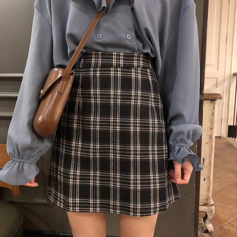 Plus Size dames rok met hoge taille en ruitpatroon. Een comfortabele en stijlvolle korte rok voor een trendy look. Ideaal voor dagelijks gebruik. — foto 21