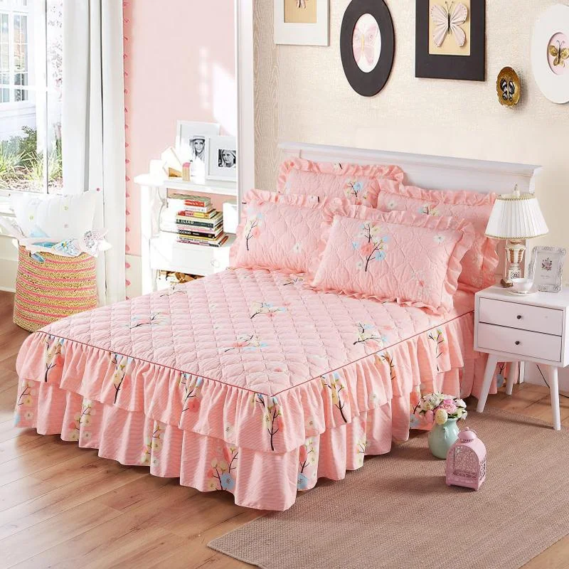 Thick double-layer lace bedspread for ultimate comfort and luxury. Add a touch of romance to your bedroom and enjoy a re — photo 1