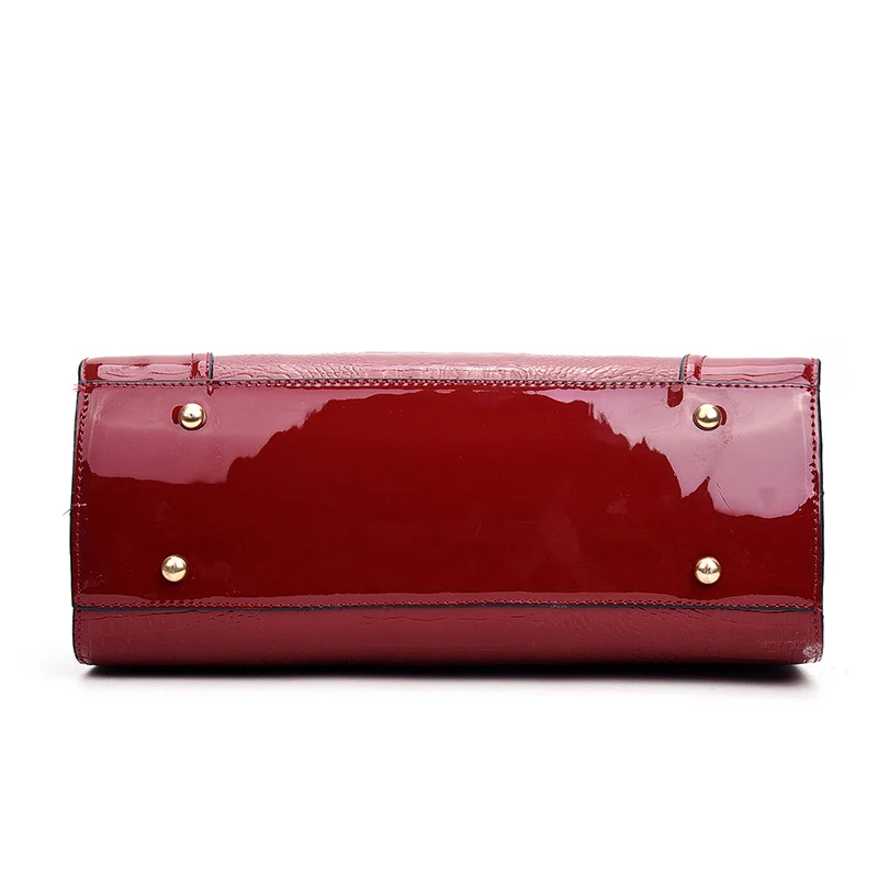 Bolsa transversal de um ombro só com estampa de crocodilo e smile. Leve seus pertences com estilo e um toque de alegria. Ideal para o dia a dia. — foto 6