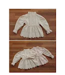 Camisa feminina com manga trompete e flores vazadas, um toque de elegância e frescor para o seu visual, ideal para diversas ocasiões. — foto 1