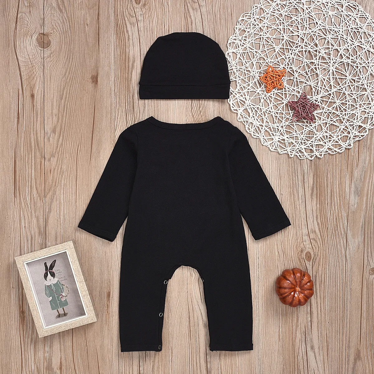 Title 5, Printed jumpsuit and hat set for babies. Comfor...