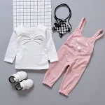 Conjunto infantil de duas peças com alças de desenho animado para 0-4 anos. Conforto e estilo para bebês e crianças pequenas explorarem e brincarem — foto 16