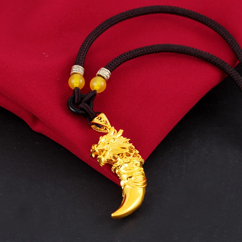 Colar com pingente de dente de lobo em ouro aluvial fashion. Um acessório elegante e moderno para homens e mulheres. Ideal para diversas ocasiões. — foto 11