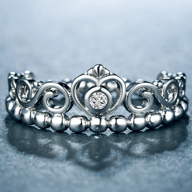 Anel feminino Simple Love Crown, joia linda com zircônia e banho de cobre prateado, perfeito para um toque de elegância e amor. — foto 4