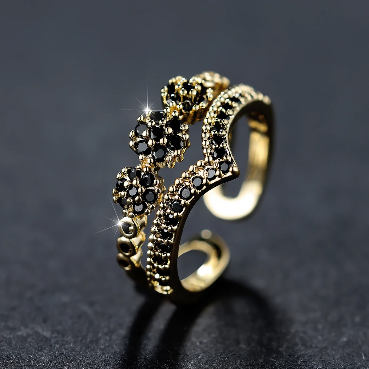 Anel aberto em V de camada dupla com diamantes brancos e zircônia. Um acessório elegante e sofisticado para realçar sua beleza. — foto 8