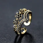 Anel aberto em V de camada dupla com diamantes brancos e zircônia. Um acessório elegante e sofisticado para realçar sua beleza. — foto 8