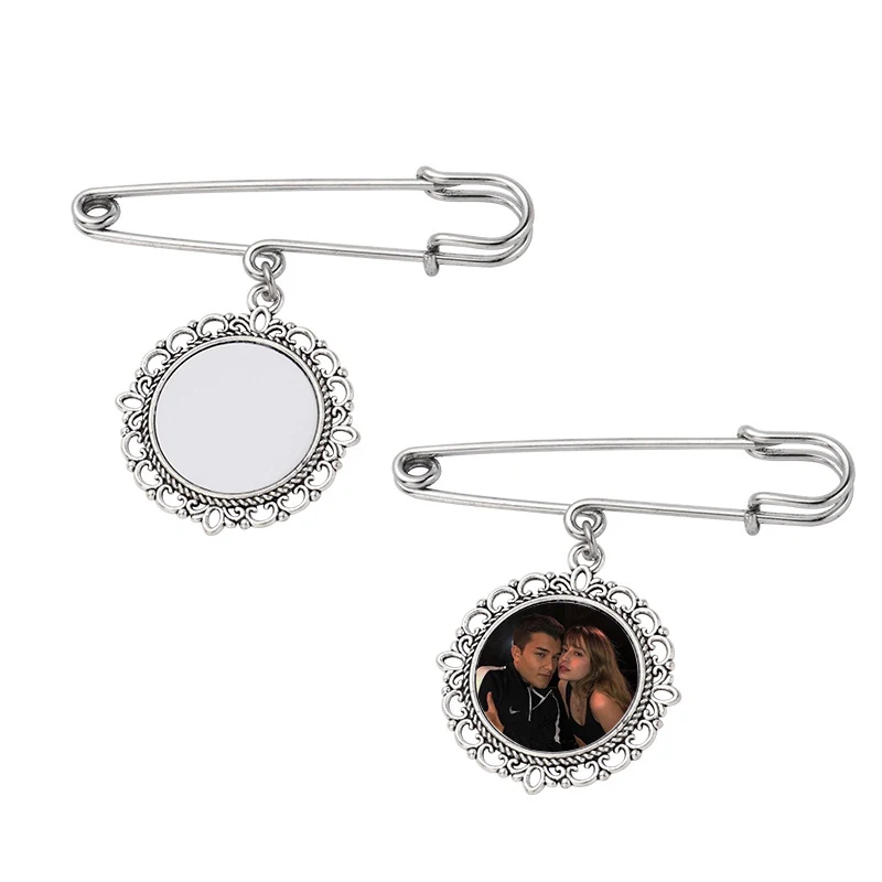 Broche de encaje impreso colgante de flor insignia metálica en blanco para graduación, pin elegante y personalizable — foto 1