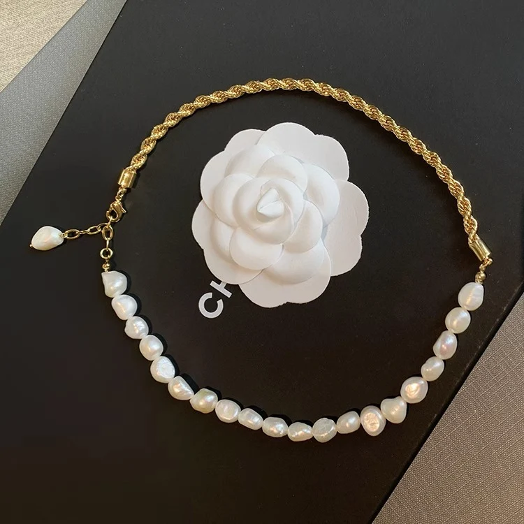 Colar de pérolas naturais barrocas vintage, corrente de clavícula com costura de metal, acessório elegante e atemporal. — foto 6