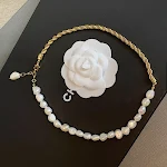 Colar de pérolas naturais barrocas vintage, corrente de clavícula com costura de metal, acessório elegante e atemporal. — foto 6