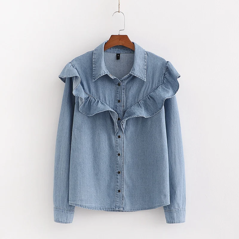 Camicia di jeans con balze da donna, un capo versatile ed elegante. Perfetta per un look casual o sofisticato, comoda e con dettagli unici. — foto 5
