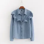 Camicia di jeans con balze da donna, un capo versatile ed elegante. Perfetta per un look casual o sofisticato, comoda e con dettagli unici. — foto 5