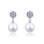 Brincos longos de pérolas redondas. Elegância atemporal para realçar seu visual. Perfeitos para qualquer ocasião, design sofisticado e feminino. — foto 4