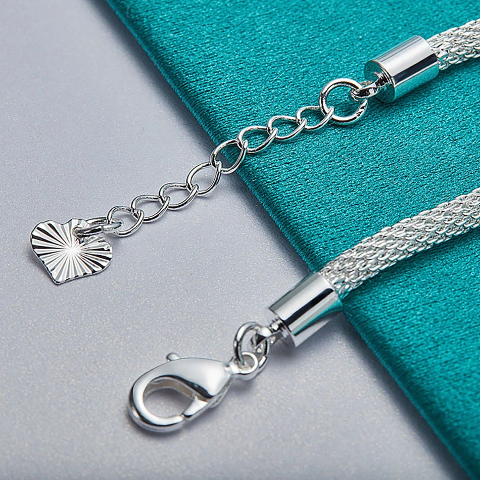 Pulseira de folha pendurada em prata, com malha fina vazada. Uma joia delicada e elegante para um visual sofisticado e moderno. — foto 1