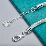 Pulseira de folha pendurada em prata, com malha fina vazada. Uma joia delicada e elegante para um visual sofisticado e moderno. — foto 1