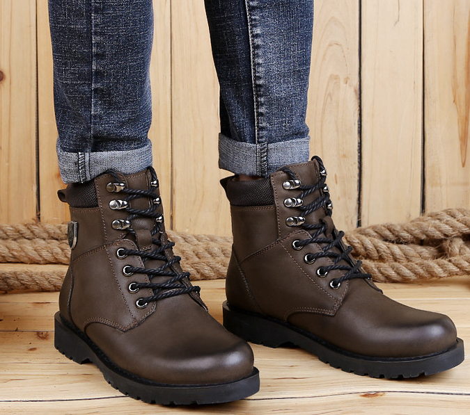 Botas masculinas de couro natural de alta qualidade, duráveis e elegantes. Conforto e estilo superior para o homem moderno. — foto 3