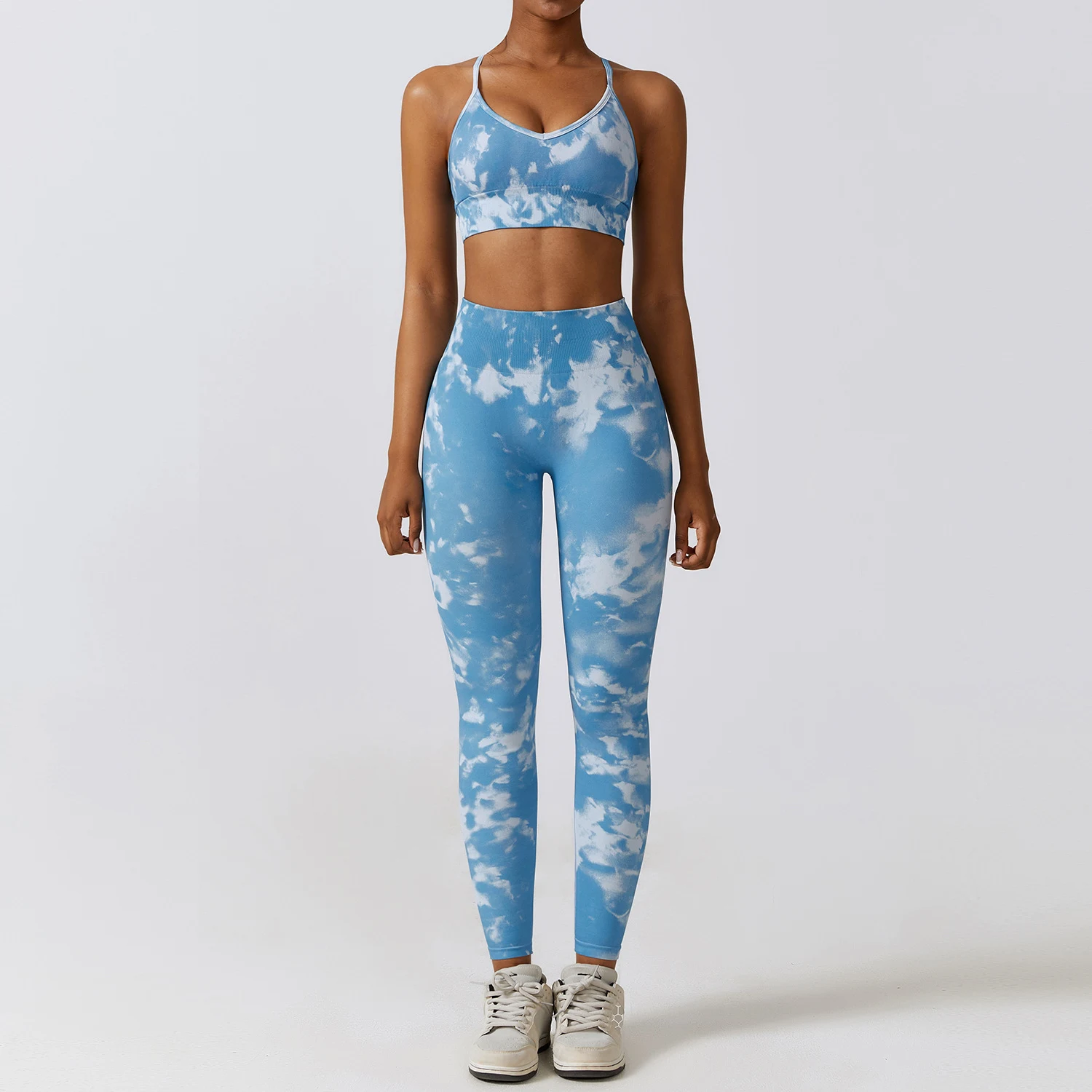 Naadloos yoga pak met camouflage print. Biedt comfort, bewegingsvrijheid en een stijlvol design voor je work-outs. Ademend en rekbaar materiaal. — foto 18