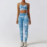 Naadloos yoga pak met camouflage print. Biedt comfort, bewegingsvrijheid en een stijlvol design voor je work-outs. Ademend en rekbaar materiaal. — foto 18