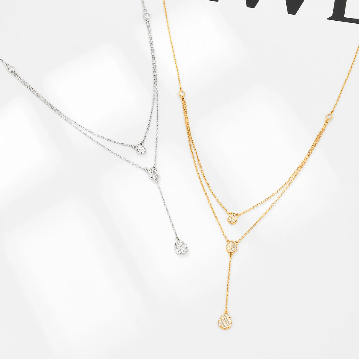 Colar feminino elegante de prata 925 com pingente de gota de diamante. Design simples, camada dupla, ideal para valorizar o colo e a clavícula. — foto 1