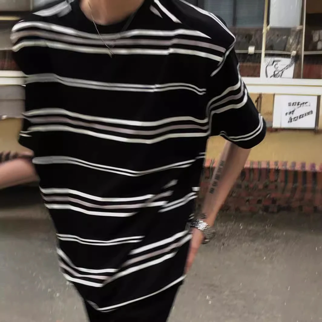 Camiseta listrada em preto e branco estilo retro americano. Perfeita para um visual casual e descontraído. Desfrute do seu estilo. — foto 3