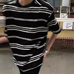 Camiseta listrada em preto e branco estilo retro americano. Perfeita para um visual casual e descontraído. Desfrute do seu estilo. — foto 3