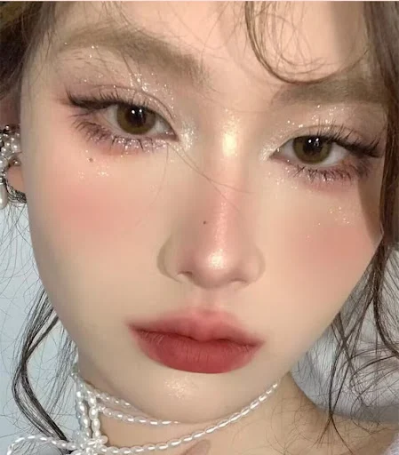 Title 7, Crouching Silkworm Lazy Eye Makeup Thin and Gli...