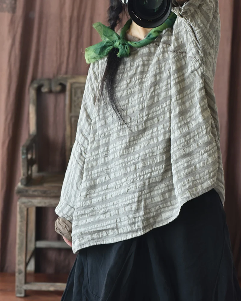 Cappotto donna in lino a righe tinto in filo, cuciture a saia, vestibilità ampia e artistica, perfetto per il tempo libero e look casual. — foto 25
