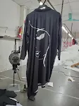 Suéter feminino de malha irregular com gola alta, moderno e elegante. Perfeito para looks confortáveis e sofisticados em diversas ocasiões. — foto 1
