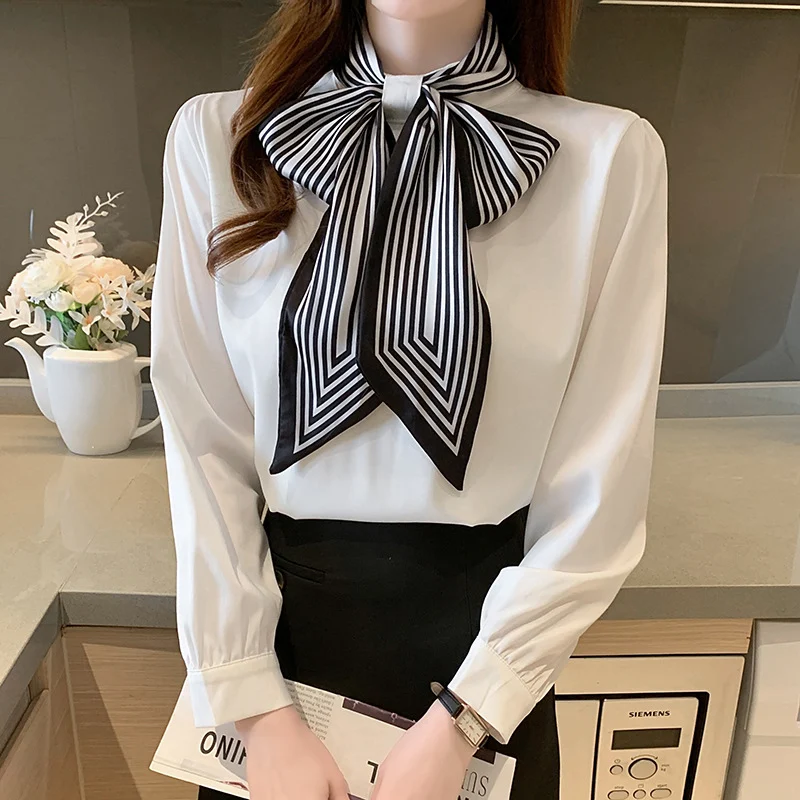 Camisa feminina de cetim listrada com laço, elegância e charme para realçar seu temperamento e estilo. Perfeita para um visual sofisticado e feminino. — foto 4