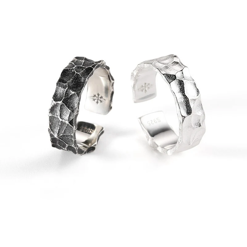 Anel martelado em prata 925, design elegante e atemporal, ideal para uso diário ou para presentear alguém especial com sofisticação. — foto 2