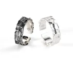 Anel martelado em prata 925, design elegante e atemporal, ideal para uso diário ou para presentear alguém especial com sofisticação. — foto 2