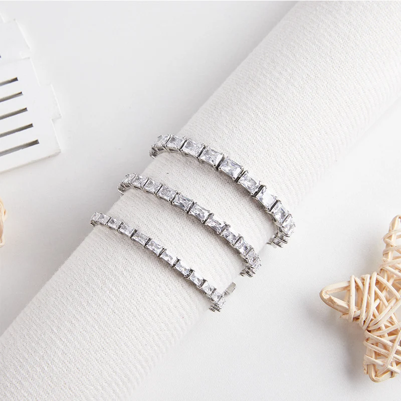 Pulseira de tênis retangular de aço inoxidável com zircônia. Adicione brilho e sofisticação ao seu visual com esta joia elegante e durável. — foto 5