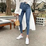 Calça jeans skinny lápis cropped rasgada, com caimento que valoriza as pernas, estilo moderno e confortável, ideal para diversas ocasiões. — foto 4