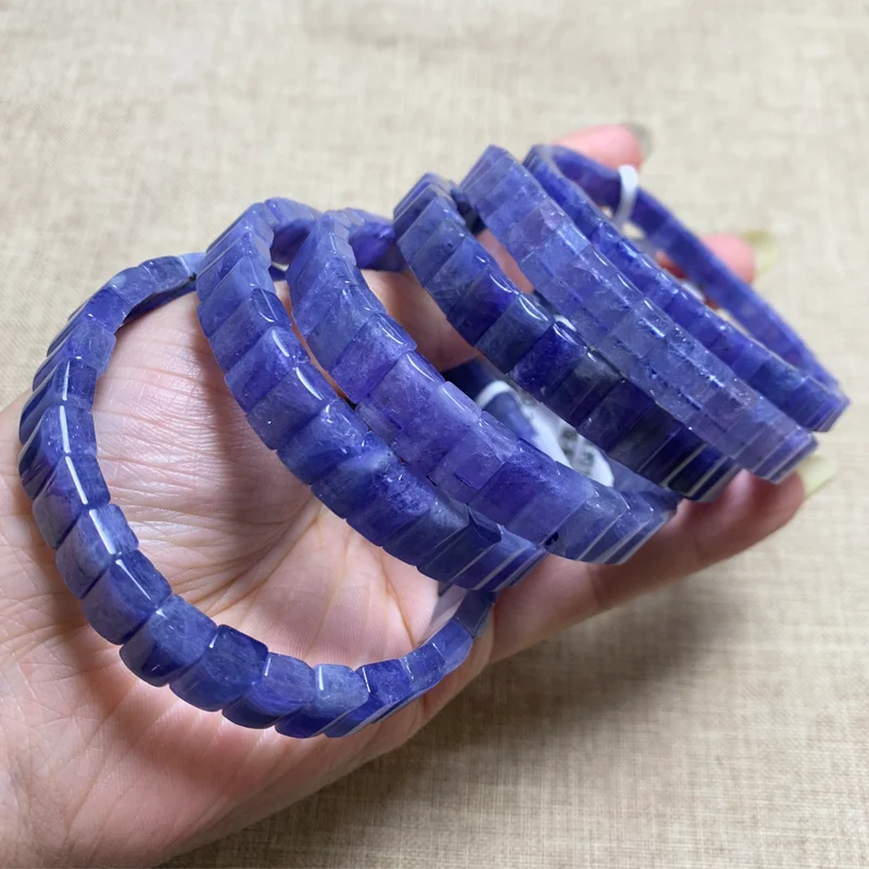 Pulseira de tanzanita natural estilo nacional, um toque de sofisticação e beleza. Um acessório elegante para realçar seu pulso com charme. — foto 2