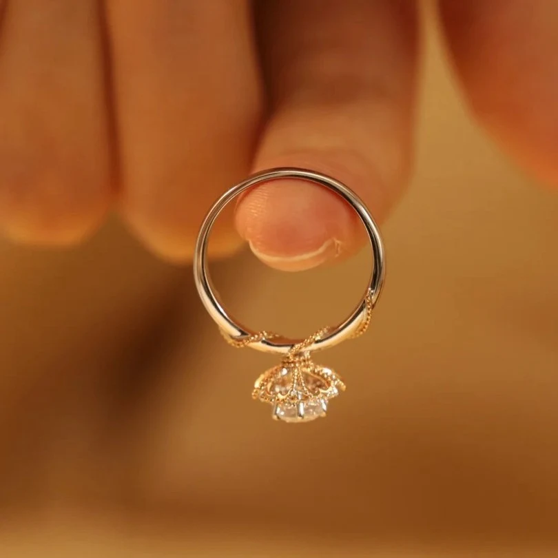 Anel de Moissanite com Faixa Bicolor Feminino Joia elegante com brilho deslumbrante Design moderno e charmoso Presente perfeito para ela — foto 9