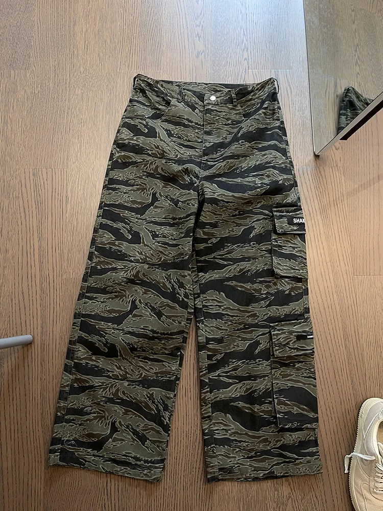 Title 7, Pantalones rectos de hombre con estampado de ca...